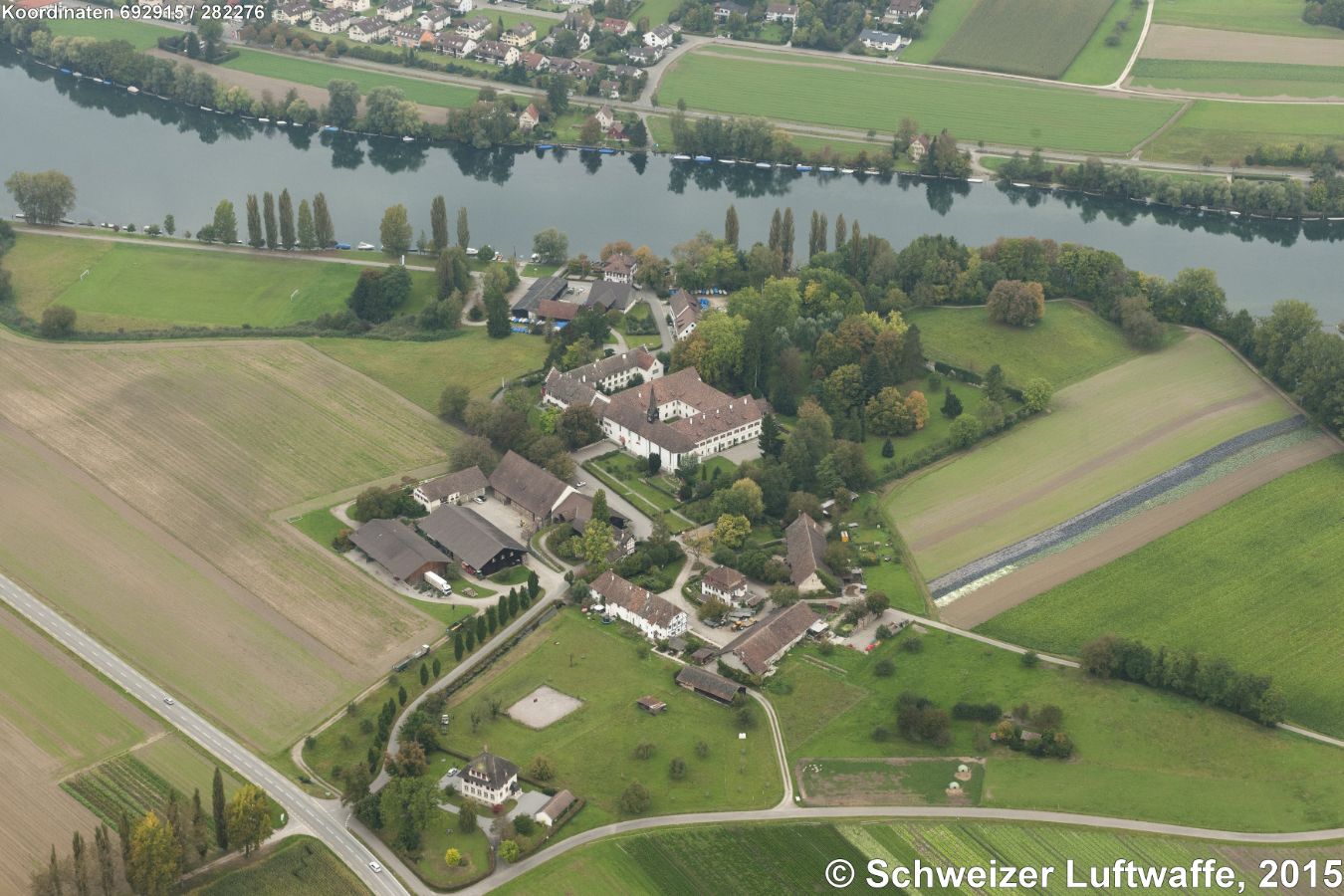 Ehemaliges Klarissinnenkloster Paradies (Position: 2'692'914.75, 1'282'299.83). Blick über den Rhein nordwärts zum Dorfteil 'Stemmer' Büsingen (D). - Das Kloster ist Seminar- und Ausbildungszentrum der Firma Georg Fischer AG. Die Seminarräume können für externe Firmen und private Veranstaltungen gemietet werden. - Nach Büsingen-Stemmer fährt bei Bedarf eine kleine Fähre.